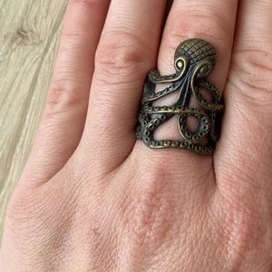 Unique otopus ring